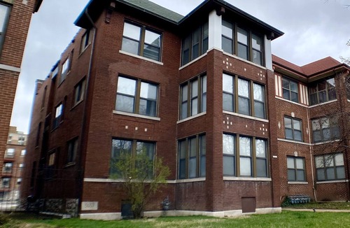 DeBaliviere Place Condo | 1st Fl King+Queen Beds, Steps to Metrolink, Off-street parking