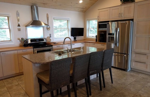 Ellsworth House | 1ST WEEK AUGUST OPEN 200' SUNSET BEACH MODERN HOUSE WIFI FIREPLACE PET FRIENDLY