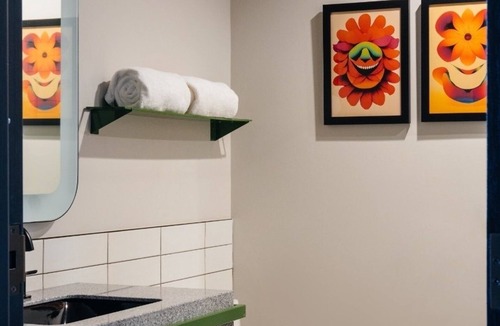 East Nashville Hotel | 2 Artistic Boutique Rooms for Families – Explore Vibrant East Nashville!