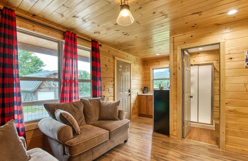 Waynesville Cabin | 2 BD1 BA Efficiency Cabin Views Easy Paved Access Cable WIFI Close to Town
