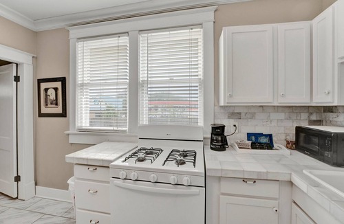 Central Gardens Apartment | 2-bedroom apt Memphis Midtown 4 min to hospital, free parking, free wifi, lower