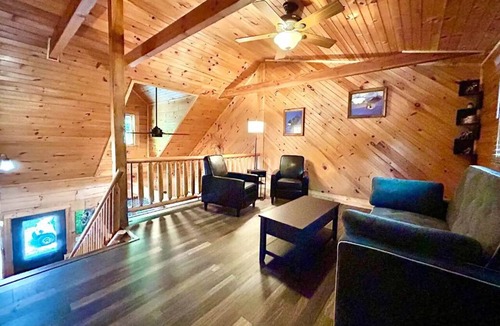 Monticello Cabin | 2-bedroom cabin in superb Monticello with WiFi, AC. Relax and unwind
