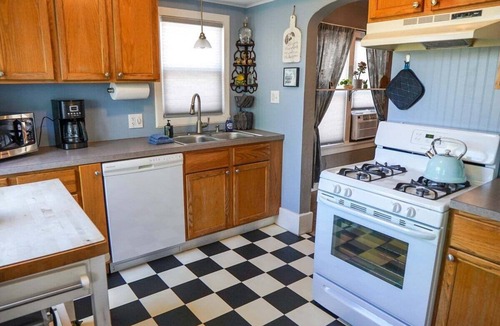 Holland House | 2-Bedroom Pet-Friendly Cottage | Near Downtown Holland, Walk to Dining & Parks