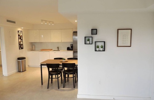 City Center Condo | 2 beds sleeps 4-1 block from Lincoln Rd w/parking