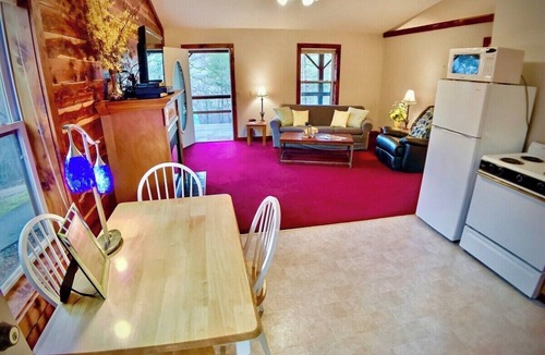 Eureka Springs Cabin | #2 Charming Cabin/Home - Giant Spa Tub, Family/Pet Friendly - Cedar Creek Cabins