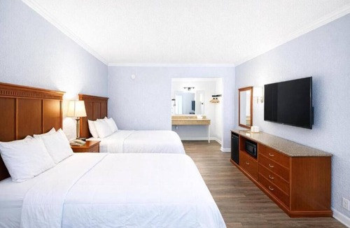 Antioch Hotel | 2 Double Beds Accessible