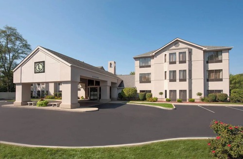 South Bend Hotel | 2 Exclusive Suites w/Free Breakfast – Great for Extended or Short Stays