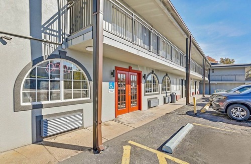 Shreveport Apartment | 2 Full Bed Smoking Walkin