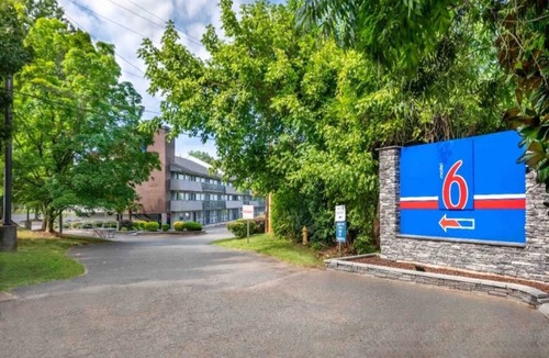 Charlotte Apartment | 2 Full Beds |Non smoking