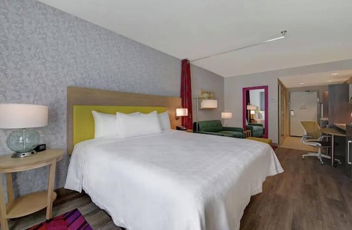 West Palm Beach Hotel | 2 King Studios w/Breakfast & BBQ, 1.8mi Armory Art Center WPB Downtown Stay