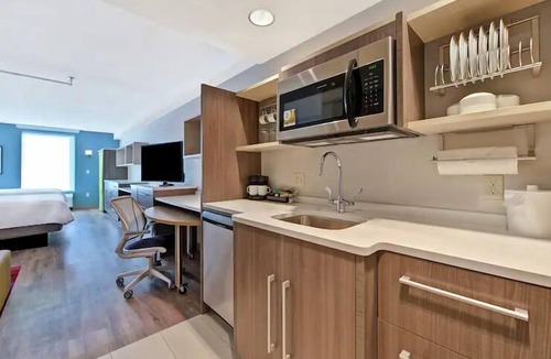 West Palm Beach Hotel | 2 King Studios w/Breakfast & BBQ, 1.8mi Armory Art Center WPB Downtown Stay