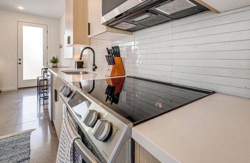 Parkridge Apartment | < 2 Mi to Dtwn: Modern Townhome in Knoxville
