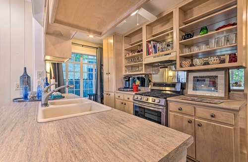 Hot Springs Cottage | 2 Mi to Hot Springs Nat'l Park: Hot Tub Haven!