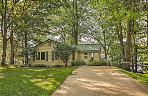 Le Roy House | 2 Mi to Winery: Le Roy Escape w/Fire Pit & Views