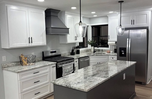 Acme House | 🐎 2 Miles to Flintfields, Fenced Yard pet friendly, FREE Golf Cart