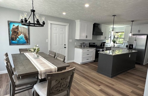 Acme House | 🐎 2 Miles to Flintfields, Fenced Yard pet friendly, FREE Golf Cart