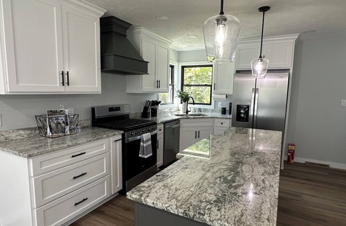 Acme House | 🐎 2 Miles to Flintfields, Fenced Yard pet friendly, FREE Golf Cart