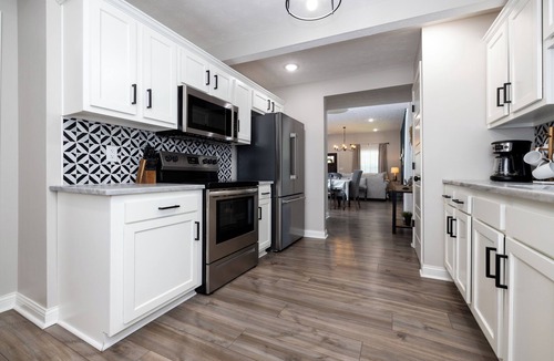 Clarksville House | 2 Min to Bourbon Trail, KFC Yum!, & Convention Center, 12 Min to Expo Center!