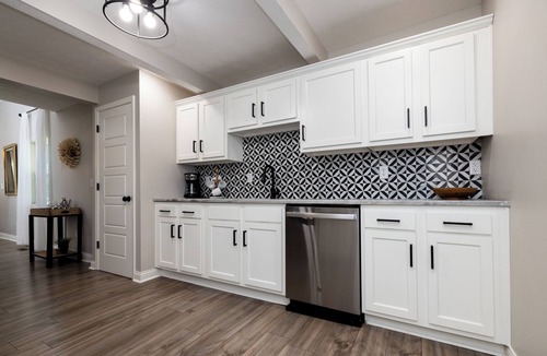 Clarksville House | 2 Min to Bourbon Trail, KFC Yum!, & Convention Center, 12 Min to Expo Center!