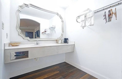 San Augustine Hotel | 2 Modern Rooms | San Augustine Getaway: 2 Full Beds Non-Smoking Room.