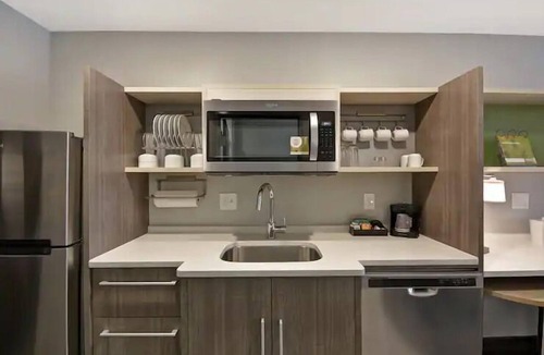 Alpine Center Hotel | 2 Pet-friendly Accommodations | FREE Breakfast! Minutes to John Ball Park Zoo