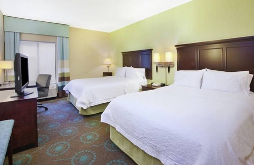 South Bend Hotel | 2 Pet-Friendly Rooms w/Comfortable Bed & Free Hot Breakfast – Convenient Stay