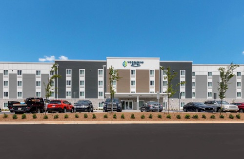 Lowell Hotel | 2 Pet-Friendly Suites with Free Parking Near Crystal Bridges Museum