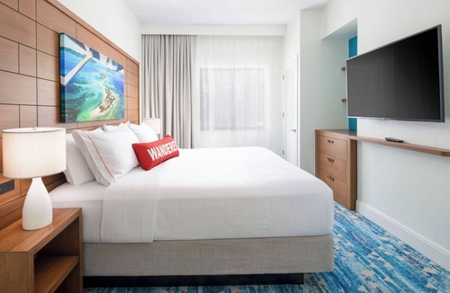 Park Shore Hotel | 2 Pool View Pet Friendly Suite with Free Breakfast