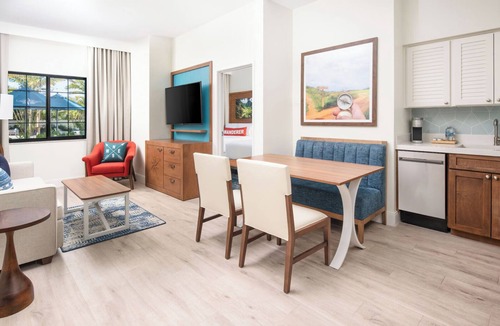Park Shore Hotel | 2 Pool View Pet Friendly Suite with Free Breakfast