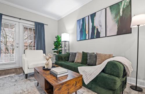 Old Fourth Ward Apartment | 2 Private Condos - Sleeps 8 - Rooftop Pool & Gym with Skyline Views