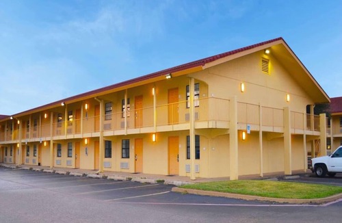 Texarkana Apartment | 2 Queen Bed|Smoking|Texarkana TX