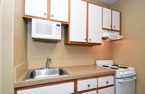 Maryland Heights Apartment | 2 Queen Beds | Mobil Access Tub Nsmk Kitchen