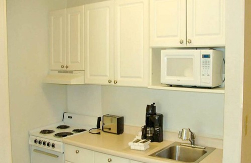 Maryland Heights Apartment | 2 Queen Beds | Mobil Access Tub Nsmk Kitchen