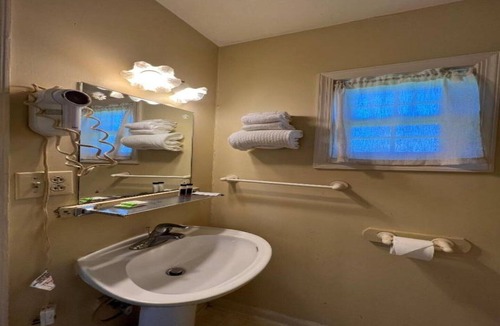 Natural Bridge Apartment | 2 Queen Beds Non-Smoking