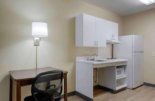 Memphis Apartment | 2 Queen Beds | Smoking, Kitchen
