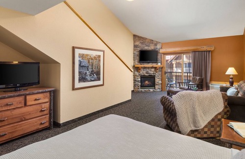 Rothschild Hotel | 2 Queen Loft With Kitchen, Access to Pool, Hot Tub, and Gym