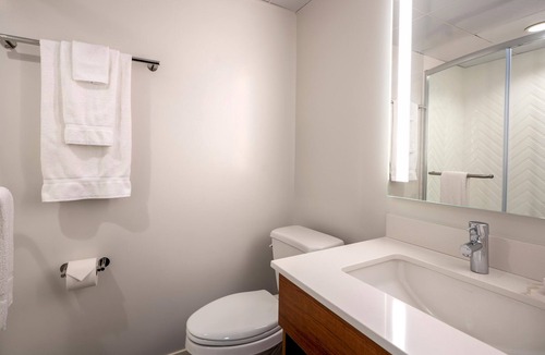 Faubourg Delassize Hotel | 2 Queens Std Room, Holiday Inn – Onsite Restaurant, Near Bourbon Street, 2 Units