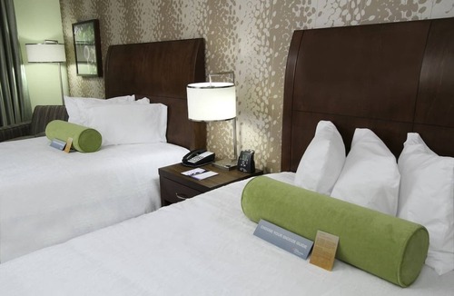 Covington Hotel | 2 Rooms w/2 Queen Beds – Modern Space in Covington Near Castine Center