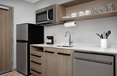 Weston Hotel | 2 Spacious Studio Suites w/Kitchenette l Outdoor Pool & Free Breakfast