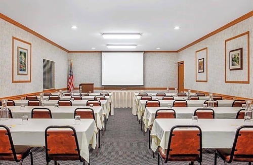 Marquette Hotel | 2-Star Hotel ∙ Days Inn by Wyndham Marquette