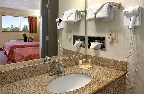 Cloverdale Hotel | 2-Star Hotel ∙ Days Inn by Wyndham Cloverdale Greencastle