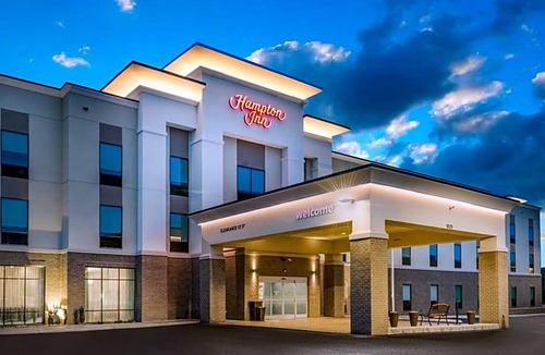 Newport Hotel | 2-Star Hotel ∙ Hampton Inn Newport