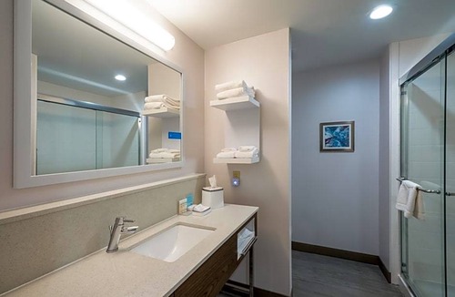 Newport Hotel | 2-Star Hotel ∙ Hampton Inn Newport