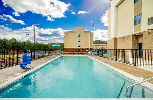 Newport Hotel | 2-Star Hotel ∙ Hampton Inn Newport