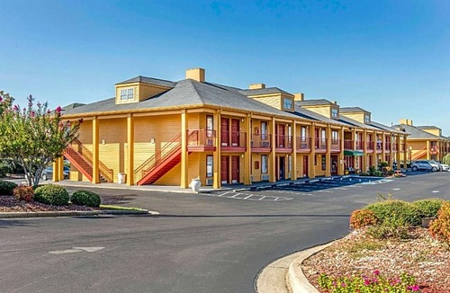 Bessemer Hotel | 2-Star Hotel ∙ Quality Inn Bessemer I-20 exit 108