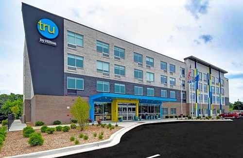 East Paris Hotel | 2-Star Hotel ∙ Tru By Hilton Grand Rapids Airport