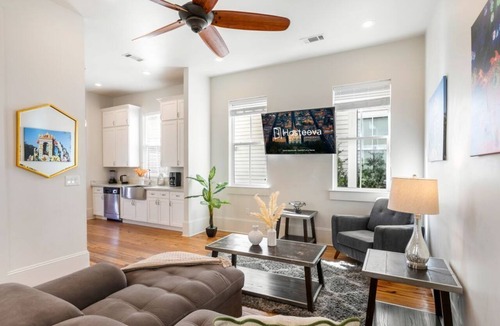 Faubourg Lafayette Condo | 20% OFF Monthly | 10% OFF Weekly-Stylish 3BR on Carondelet by Hosteeva