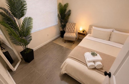 East Little Havana Apartment | 204 Next to Brickell King bed Location Modern