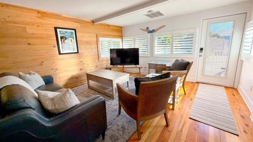 Hills T P House | 231 Pearl Street, short walk to the beach