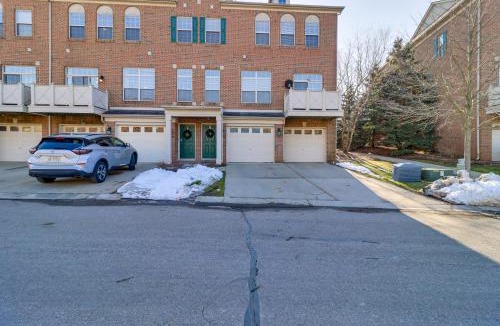 Northville House | 25 Mi to Detroit: Townhome w/Smart TV!